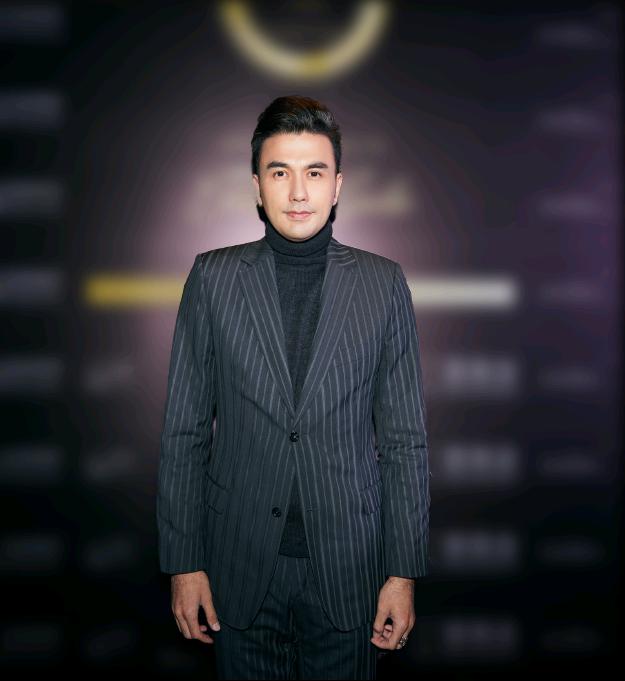 近日黄志玮出席某活动,身穿小西装帅气十足,身姿挺拔俊朗不凡,端起