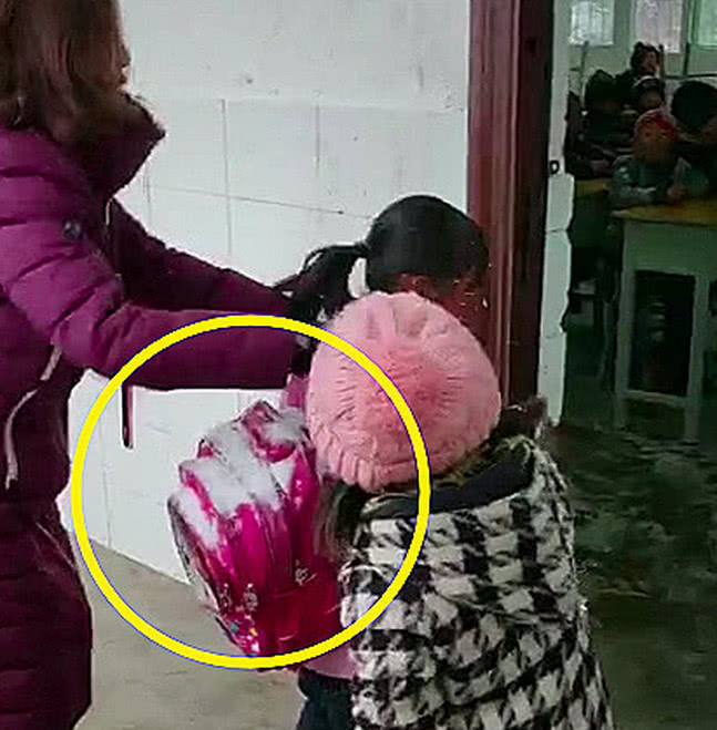 学生迟到被老师一把抓住本想着要罚站看到她脸瞬间泪目了