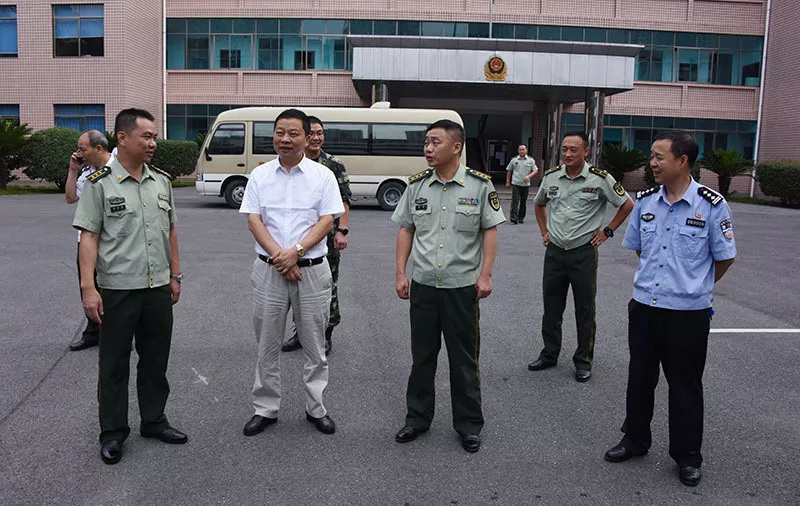 谭学军同志慰问武警,消防官兵