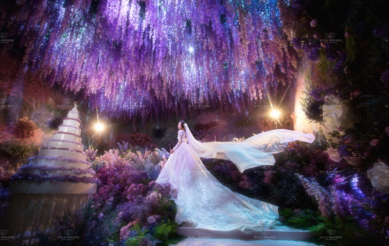 唐嫣罗晋中西式婚纱照对比 明显西式超大花海唯美"更胜一筹"啊