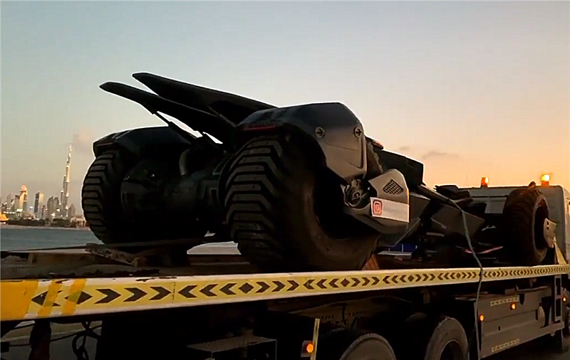 林俊杰同款蝙蝠战车现迪拜,停车需3车位,一个轮胎达1.1米!