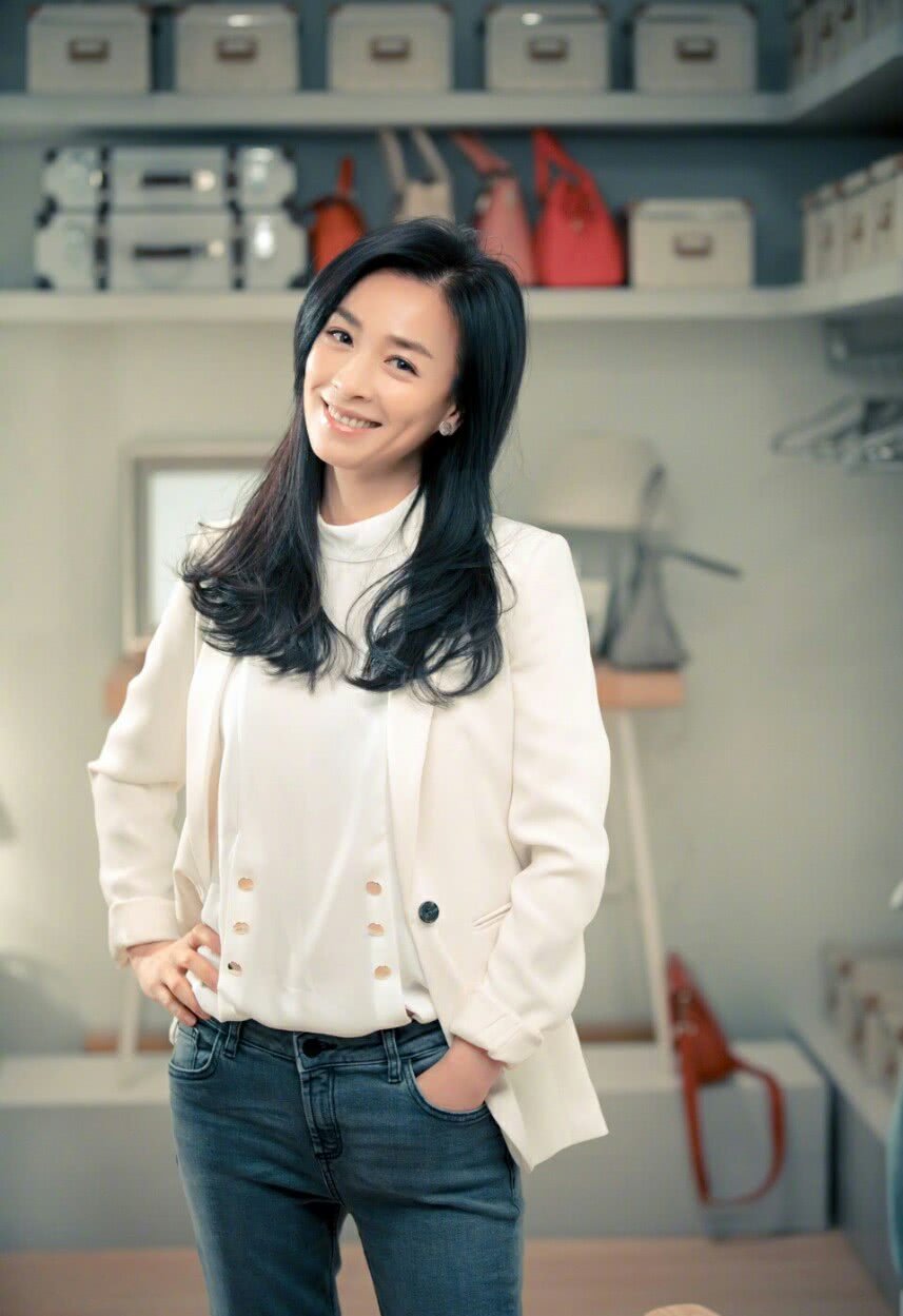 张庭为七岁儿子庆生,一家四口同框打台球,画面温馨!