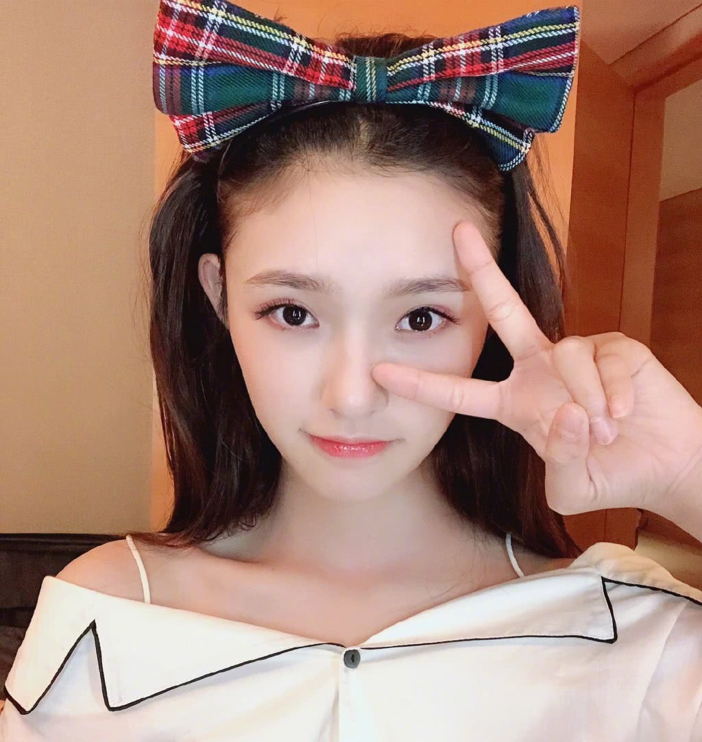 目前最火的四位95后女星,关晓彤杨超越颜值排