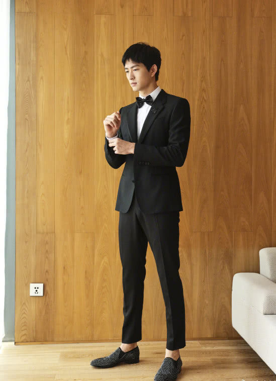 金大川不愧是模特身材,穿什么都是挡不住这大长腿,羡慕