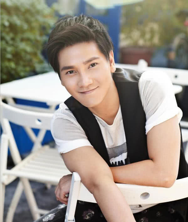 他被称香港最帅富二代,捐出大部分家产,现在家庭幸福!