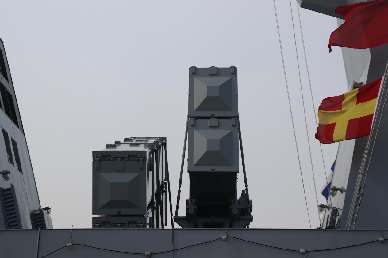 特别是全新装备的sr2410c舰载多功能三坐标雷达,其工作频率在s波段