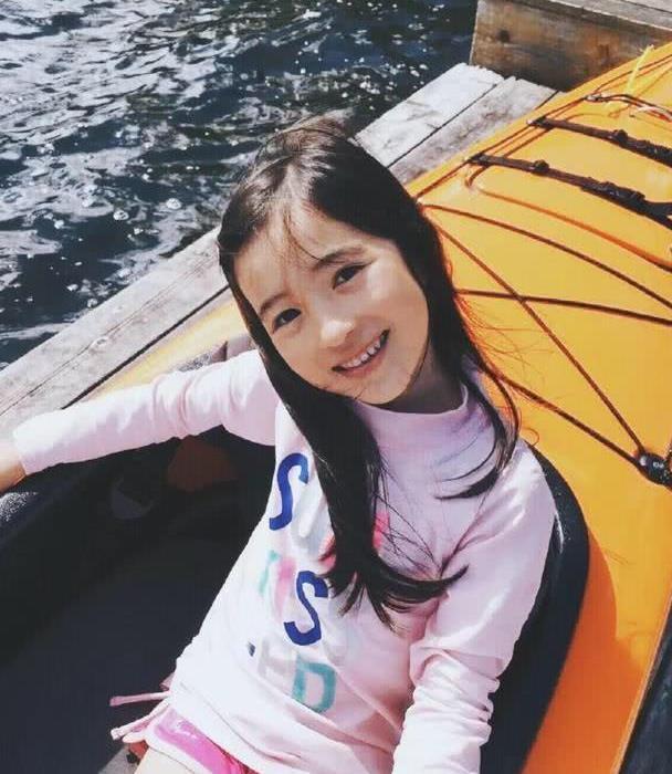 夏克立晒小公主夏天近照,漂亮大方懂礼貌,亭亭玉立有爱心!