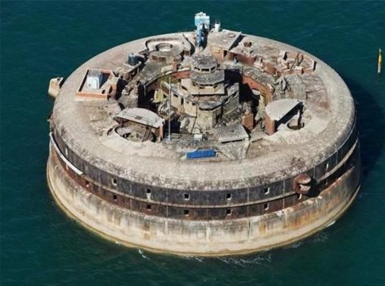 全球最值钱的碉堡荒废158年被众人嘲笑却被富豪700万买