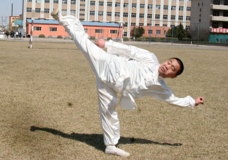 戳脚小伙上门踢馆,遭遇胖揍