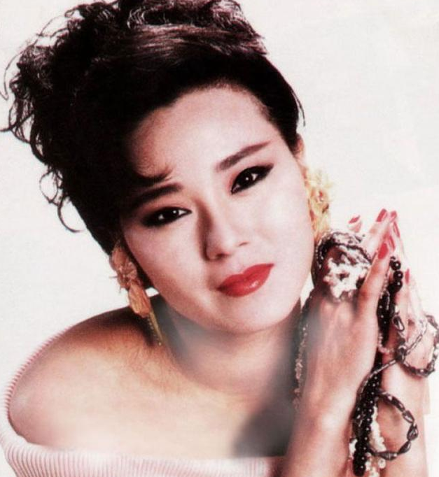 被誉为最美黄蓉,与小19岁男友相恋5年未果,今60岁身价上亿