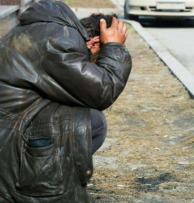 落难父亲寻求亲儿赡养儿媳一番话让他伤心离去且留下一纸遗书