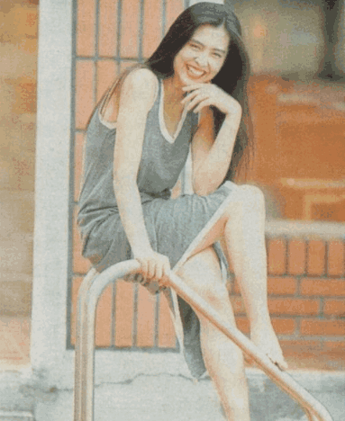 王祖贤在路人镜头下破功了因坐姿凸显身材还上了热搜