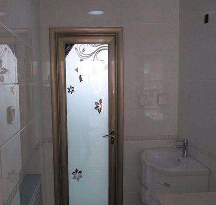 家里卫生间门千万不要向外开,听完老师傅这样说,后悔当初装错了