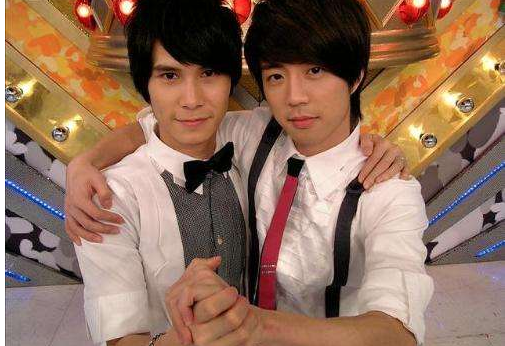 他的艺名是小马,在节目《模范棒棒堂》中,小马因擅长魔术而被观众熟知