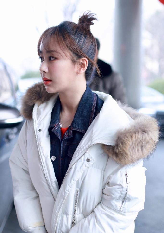 杨紫现身春晚彩排,裹羽绒服扎丸子头,优雅减龄美得像18岁!