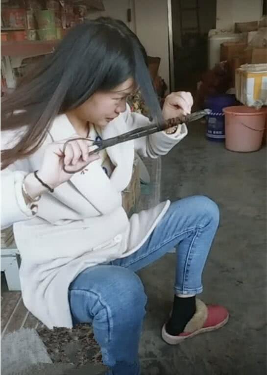 小姐姐火钳烫头发, 烫完效果和美发店一样, 网友: 原来是个王者