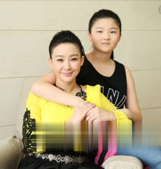 娱乐资讯:孙楠晒全家福照片,女儿跟继母学包饺子