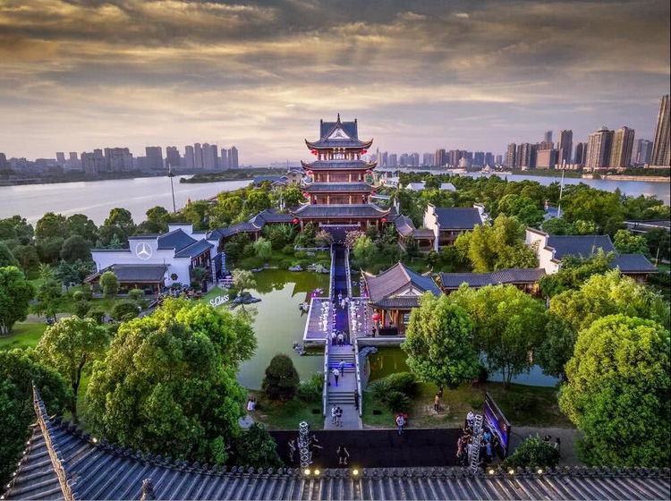 独有的菊花石,和储量居首位的海泡石,当地美食有长沙臭豆腐,德园包子