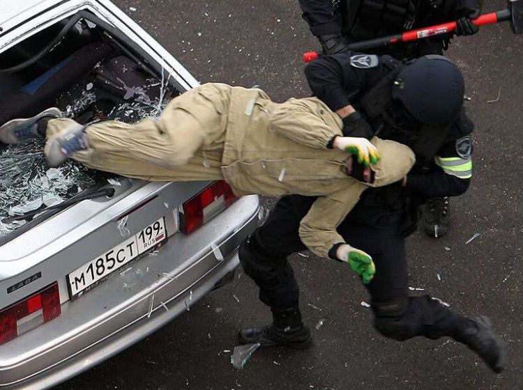 战斗民族有多彪悍恐怖分子劫持学校家长直接端着ak去救人