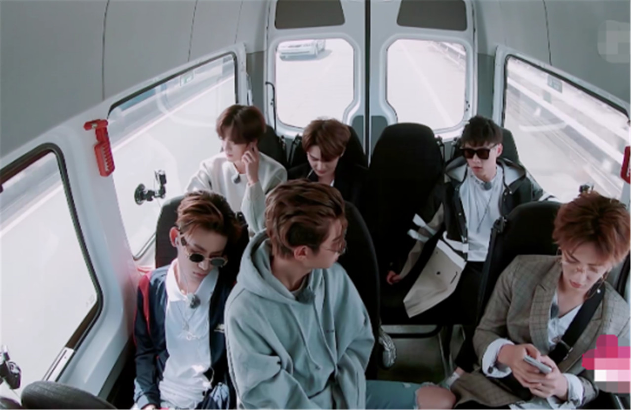 奇妙的食光项目一再取消朱正廷吐槽轰炸是要我们跳楼吗