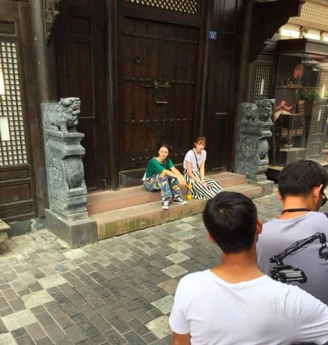 近日,郑爽的新剧《青春斗》已经结束了在北京的拍摄,整个剧组转站成都