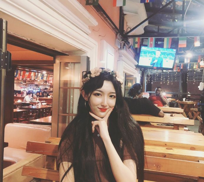 他穿汉服和"女装大佬"艾比比拼?网友:现在的社会怎么了?