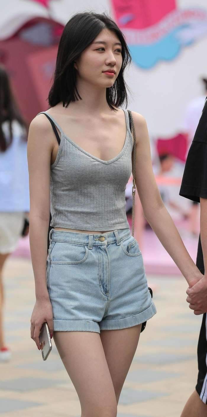 街拍吊带背心小姐姐面露笑容傲娇十足
