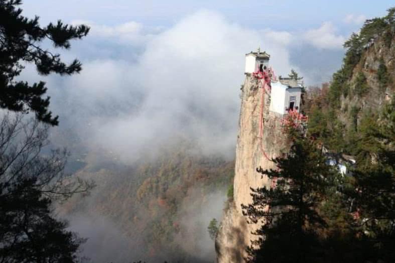 中国最雄伟的房子,修建在三面悬崖边上,却屹立500年不倒|塔云山|金顶|房子_新浪新闻