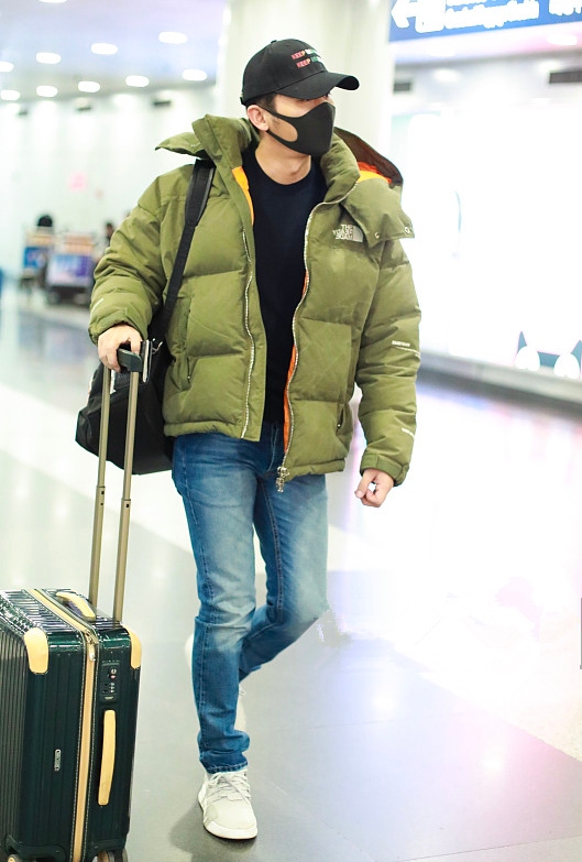 李晨真节俭!穿五百多羽绒服一千多鞋子就出门,全身搭配不超5千