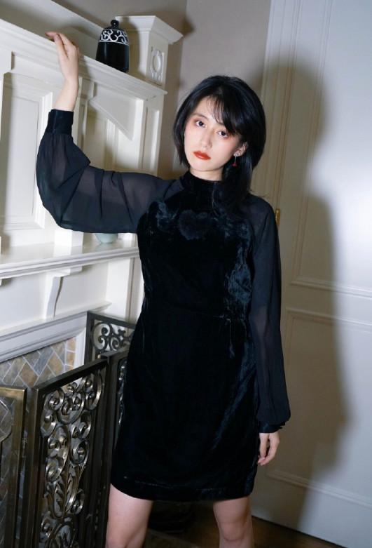 黑尾酱火得有道理一身丝绒小黑裙性感度暴增妥妥的美女一枚