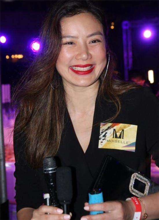 昨天,乐基儿现身某活动现场,和老公lan大秀恩爱.