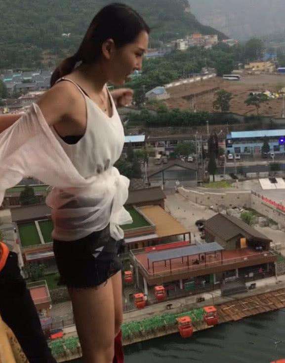 抖音蹦极女神走红, 还没跳就走光, 网友: 穿错衣服