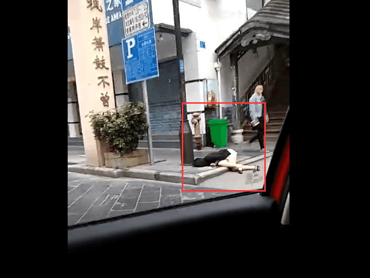 广西一名妙龄女子身着短裙醉卧街头丑态百出路人驻足死盯裙底