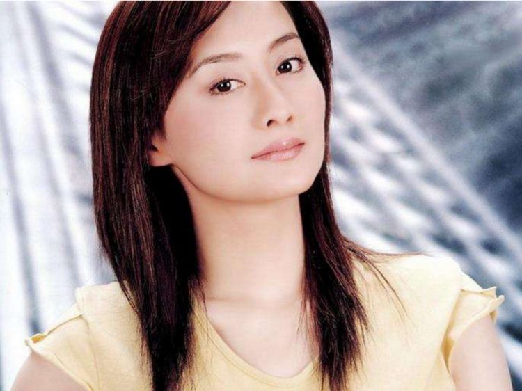 曾红极一时,嫁豪门不生孩子,今已半老徐娘却像少