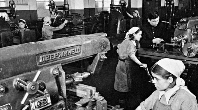 二战苏联军工厂女性担当生产主力打败德军从这里走向胜利