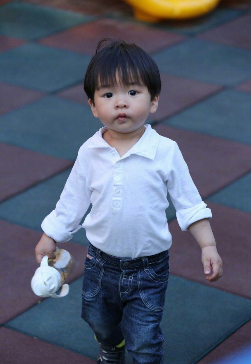 张庭为七岁儿子庆生,一家四口同框打台球,画面温馨!