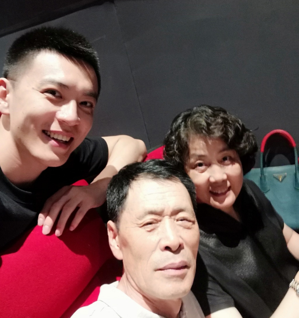 硕士毕业,娇妻很漂亮,带父母吃羊肉串