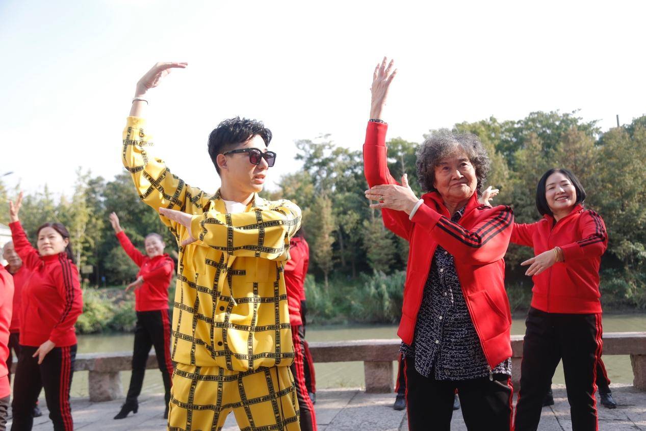 90岁奶奶广场舞跳抖音神曲喊话90后,不服来斗舞这群可爱的大妈,他们最