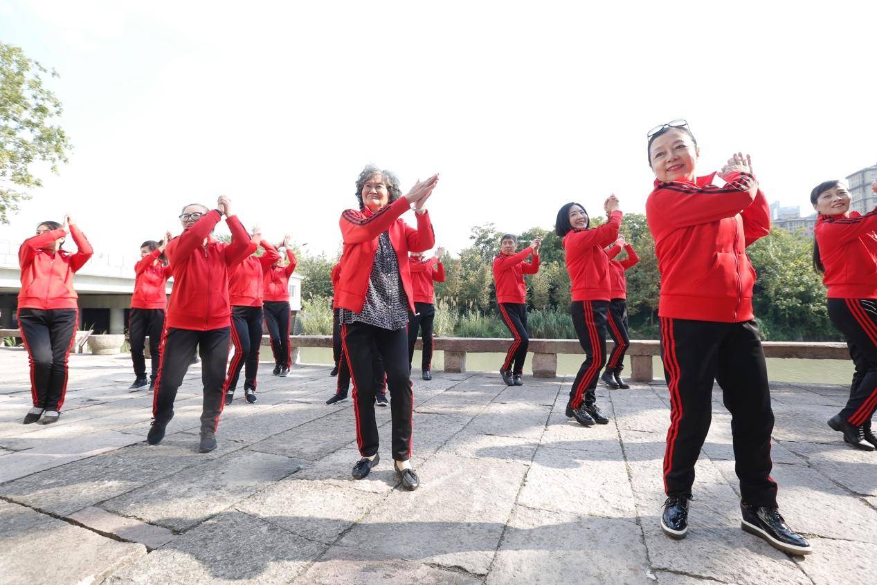 90岁奶奶广场舞跳抖音神曲喊话90后,不服来斗舞