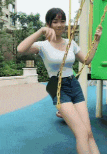 搞笑图片:妹纸秋千不是这么玩的,要不我教教你吧
