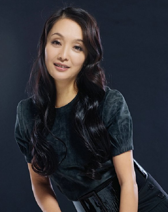 本是军人出身,更是陈道明同学,事业当红时为爱隐退,今家庭幸福