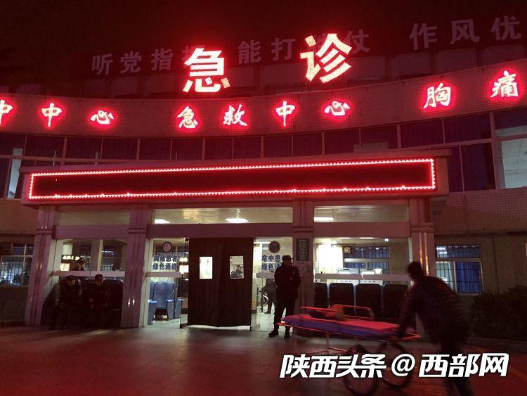 凌晨1点10分左右,记者来到唐都医院,据了解,伤者目前正在该院救治.