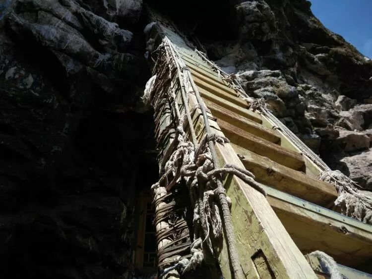 探秘西藏山南扎央宗溶洞天然溶洞入洞必须攀援10米高的木梯