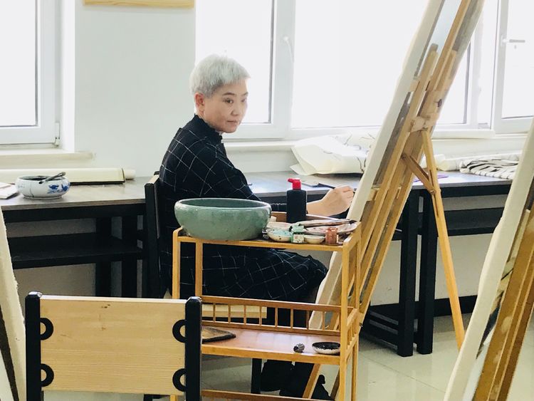 而且还一边鼓励学员们技法上要大胆尝试变型夸张的画法,艺术家的情怀