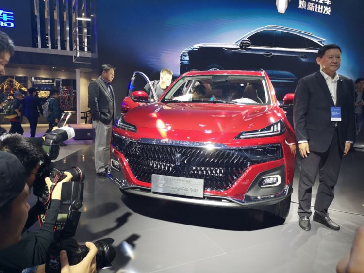 上海车展实拍猎豹coupe,外观形似科幻概念车,搭宝马发动机-新浪汽车