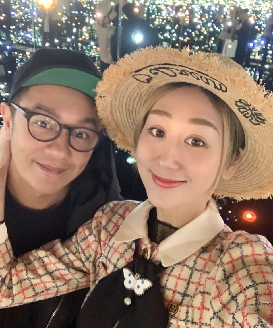 蒋丽莎夫妇在艺术馆过二人世界,49岁陈浩民脸蛋发胖仍是帅小伙!