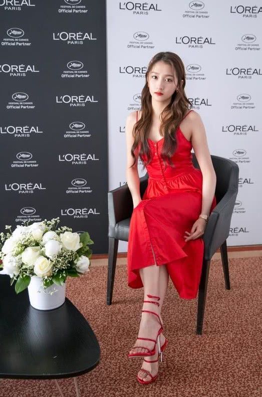 关晓彤这双鞋太猛了,在脚上缠了5个圈,真想知道怎么穿进去的