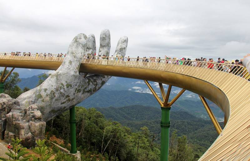 高山上的平原,巴拿山的亮点之一,一只巨手擎举的观景台,有型有度,临空