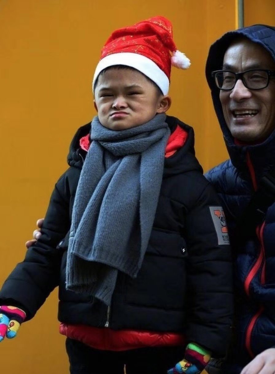 10岁孩子做错了什么?小马云真实的生活状况让人堪忧