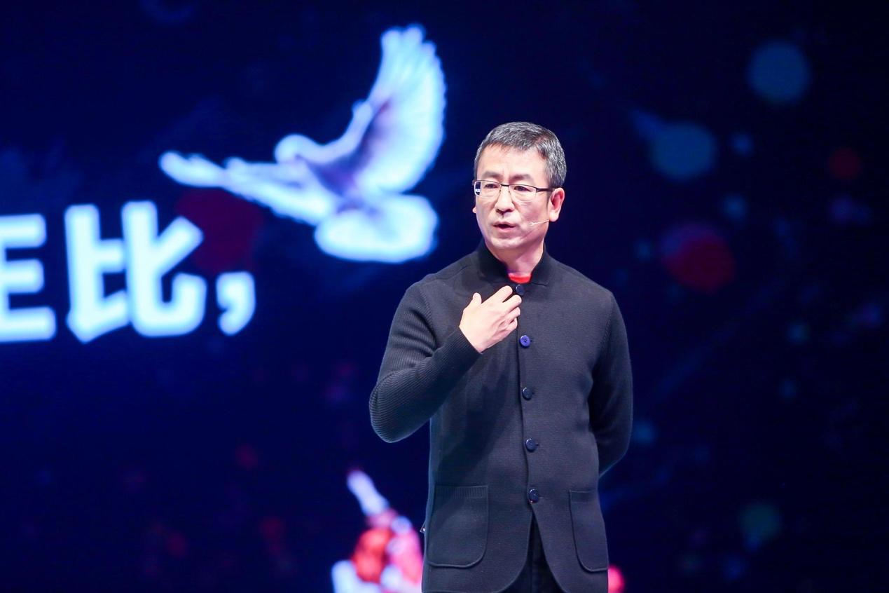 白岩松罕见现身台前回应抑郁症一头稀疏银丝曾暴瘦50斤